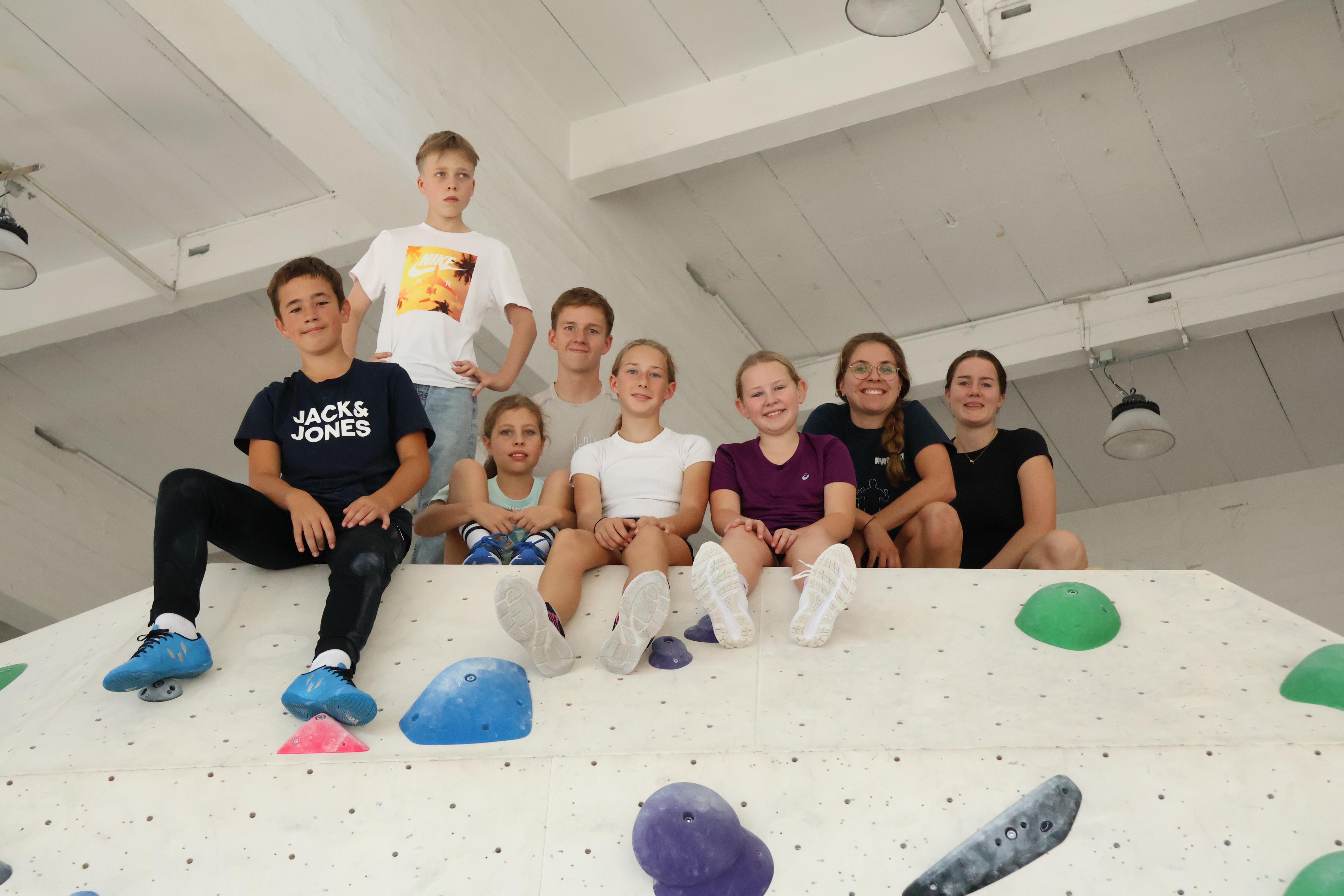 Kinder auf dem Kletterberg